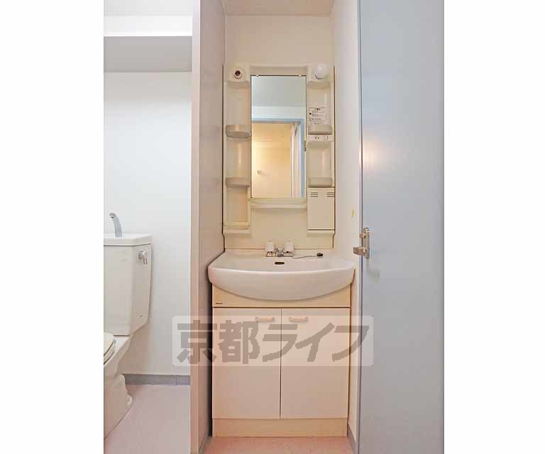 洗面設備　綺麗な洗面化粧台です。