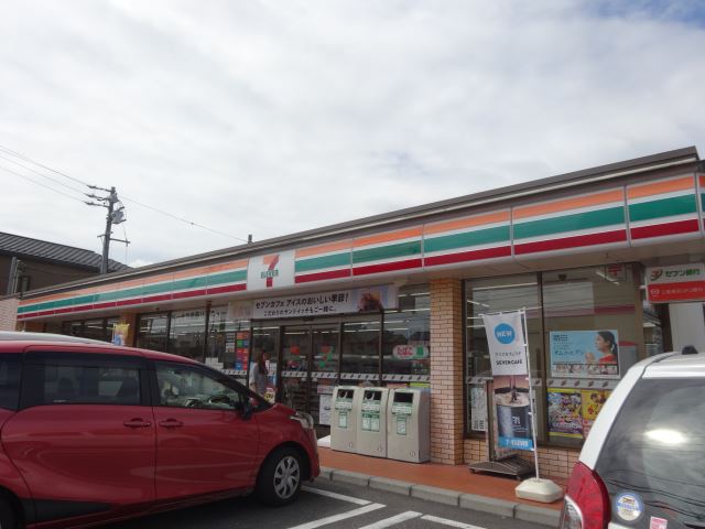コンビニ　セブンイレブン（コンビニ）まで520m