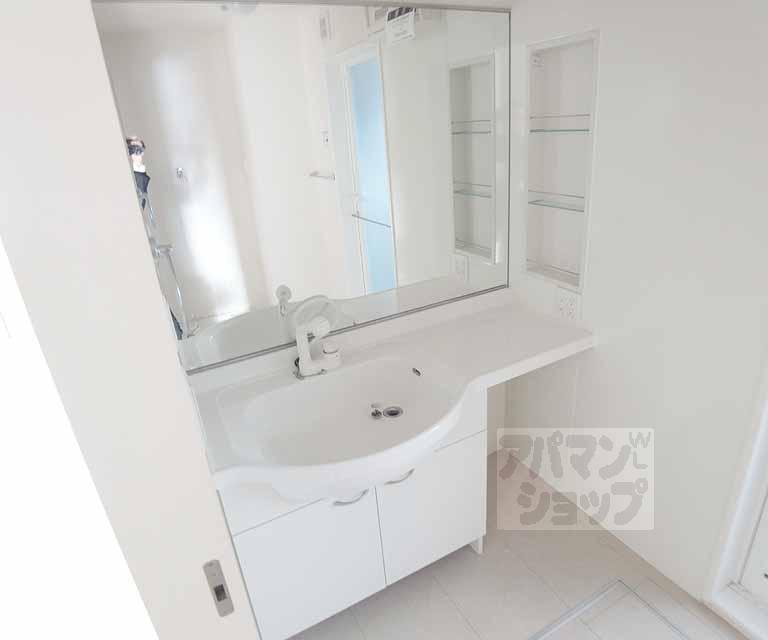 洗面設備　スペースの広い洗面台。