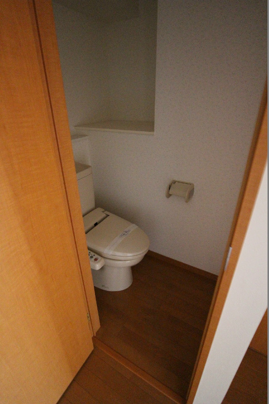 トイレ　電気回線が開通していない為、暗いですが、ご了承下さい。