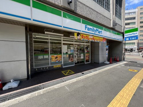 コンビニ　ファミリーマート（コンビニ）まで140m