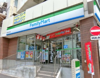 コンビニ　ファミリーマート新宿山吹町店（コンビニ）まで100m