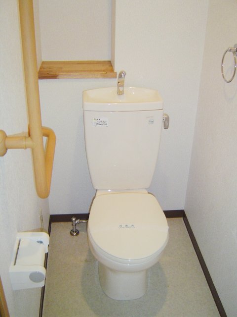 トイレ　同物件別号室の写真です。