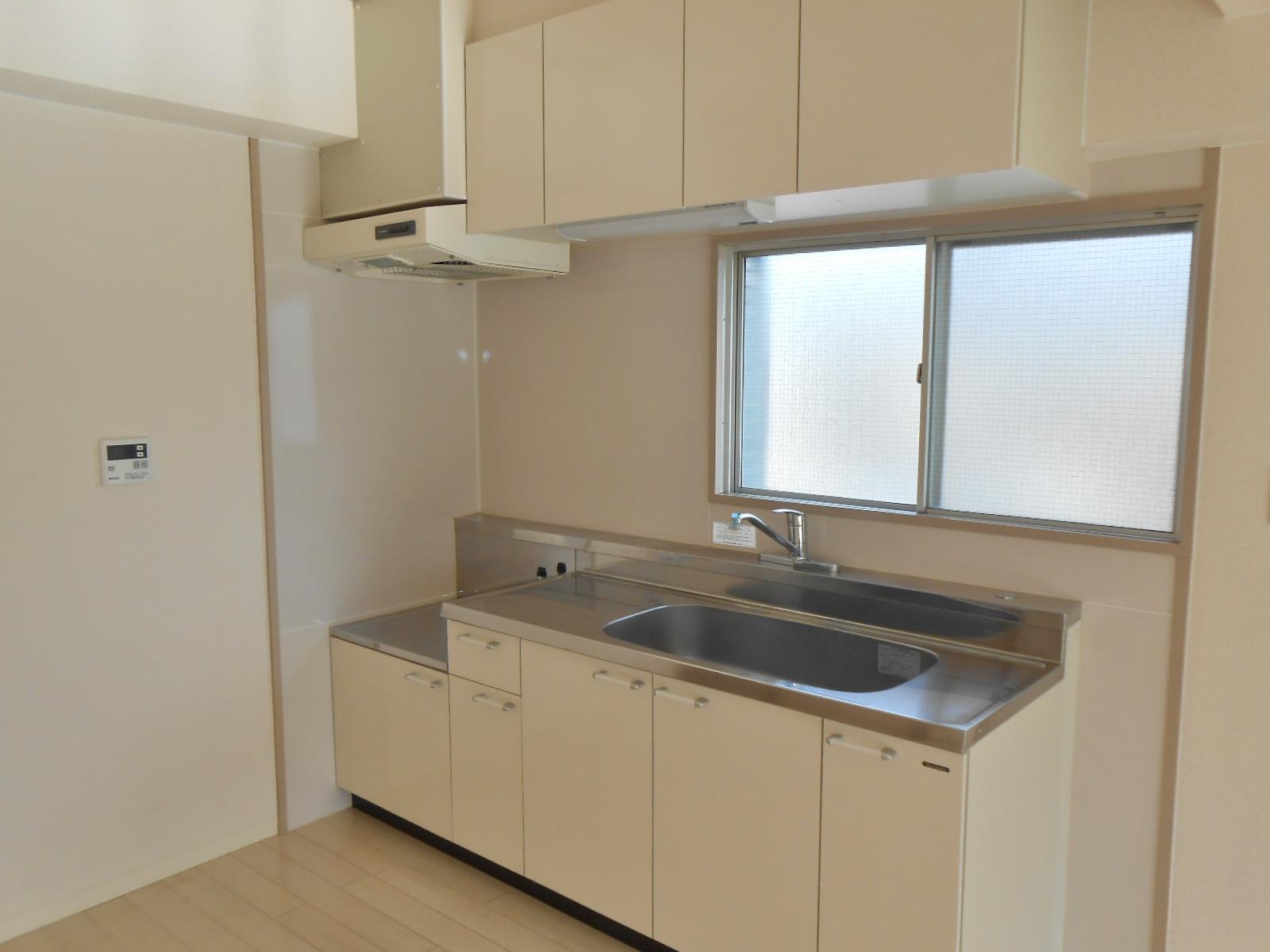 キッチン　窓があり換気もでき手元も明るいキッチンです♪