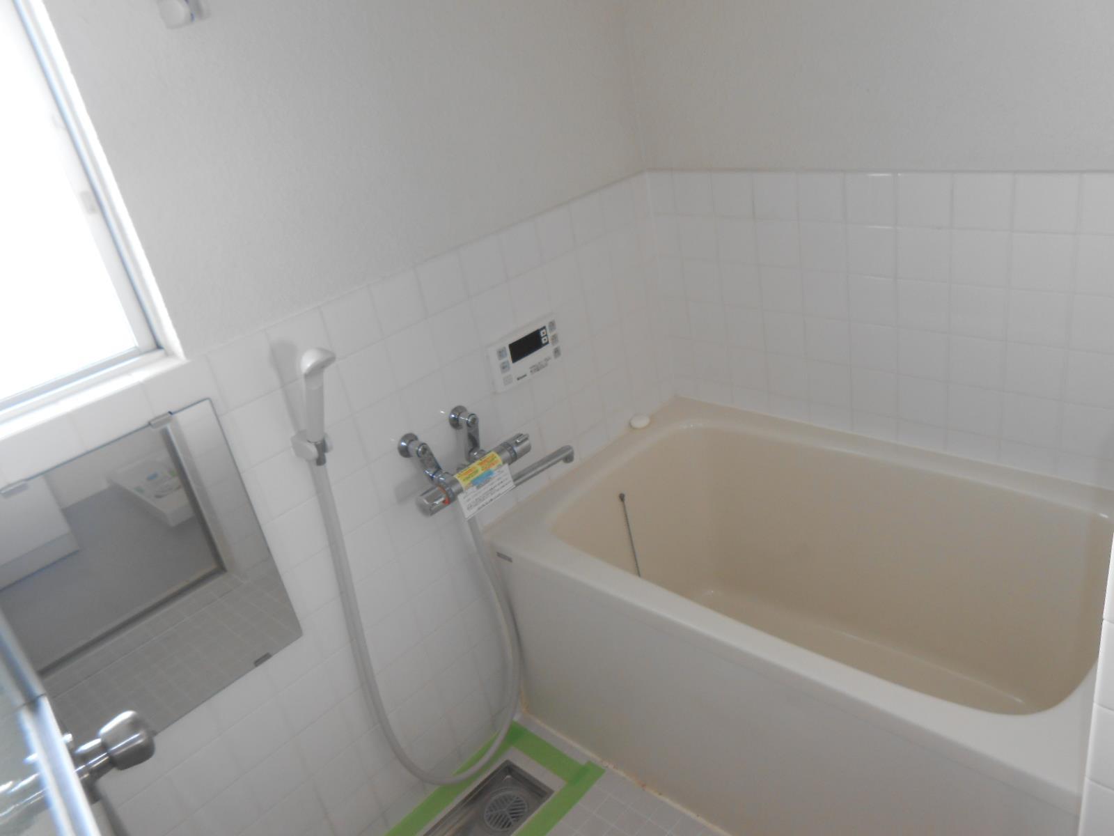 バス・シャワールーム　シャワー＆ミラー付きのお風呂です♪