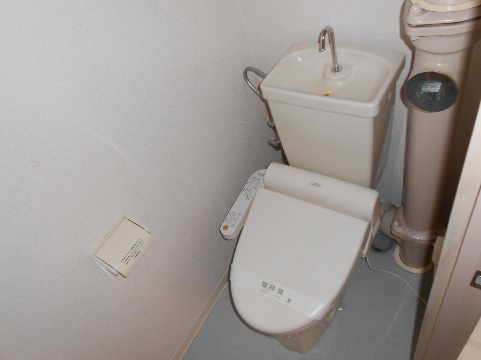 トイレ　ウォシュレット付きの洋式トイレです