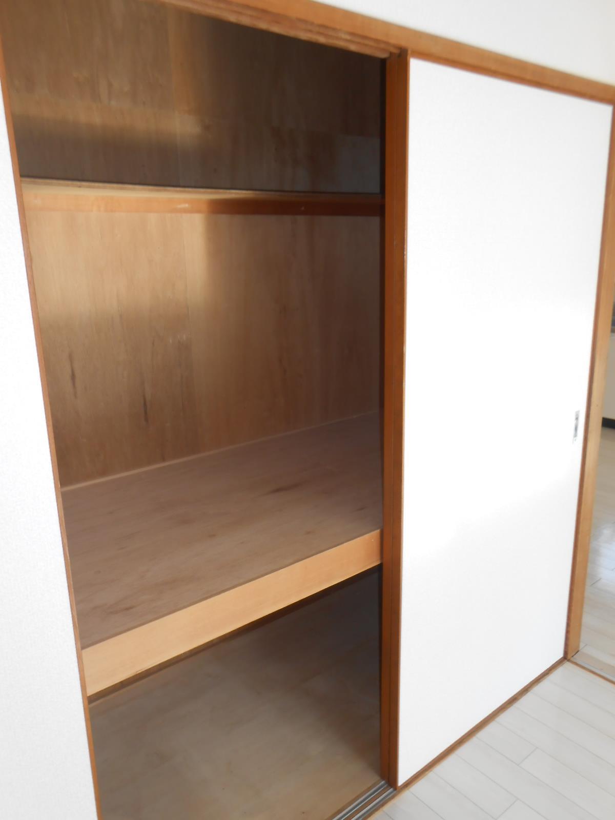 収納　天井まで収納できる押入れです♪