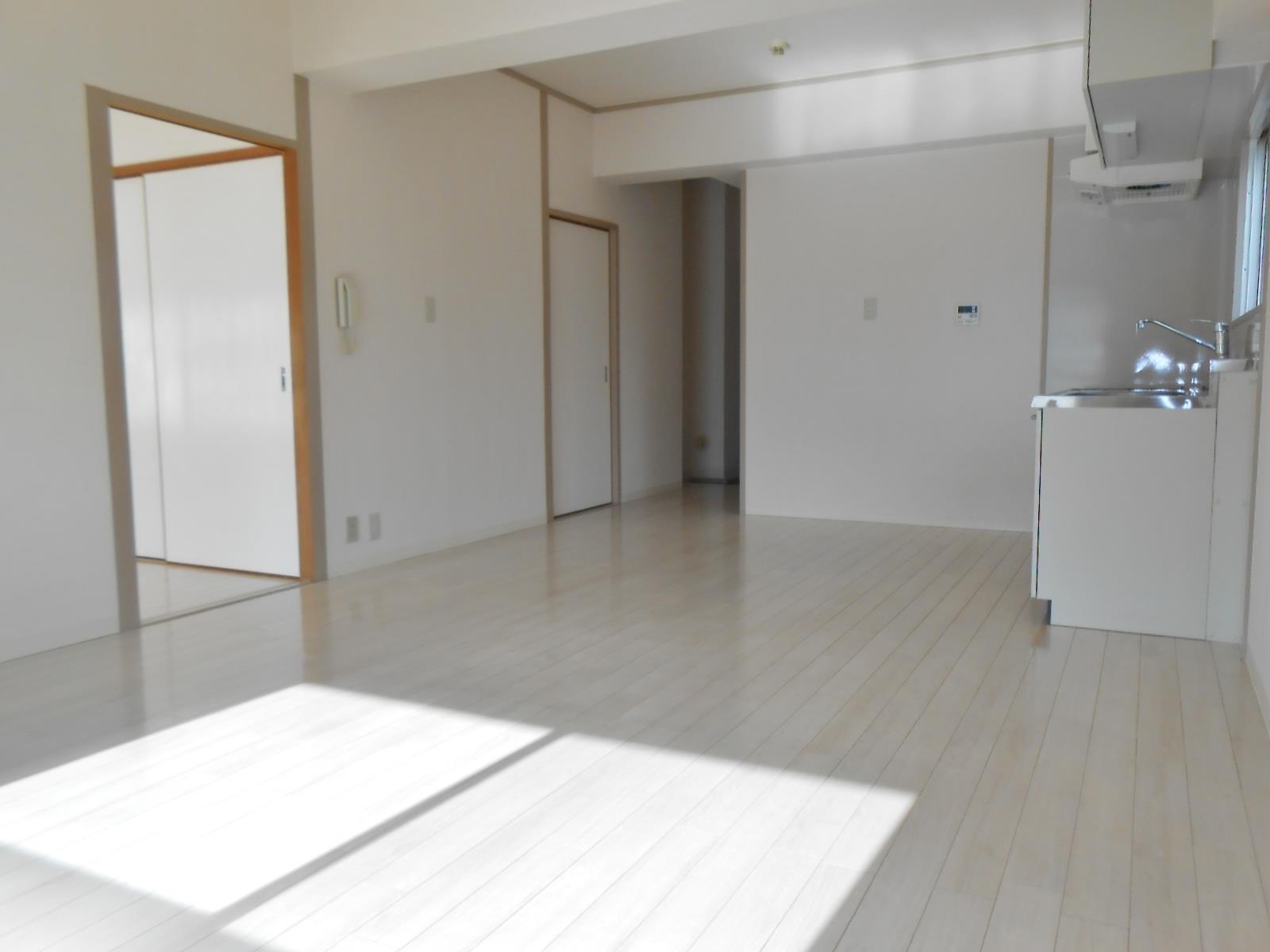 居室・リビング　全体を白ベースにした清潔感のあるリビングです♪