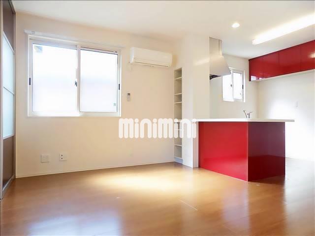 居室・リビング　角部屋なので窓も多いです