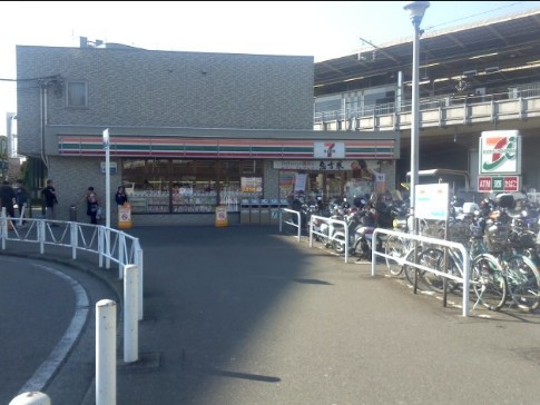 コンビニ　セブンイレブン 新横浜駅南口店（コンビニ）まで293m