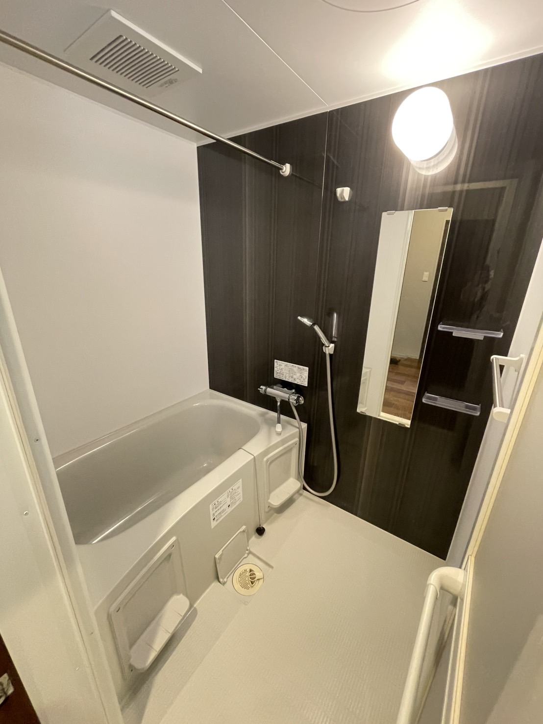 バス・シャワールーム　反転タイプのお写真です。参考にご覧ください。