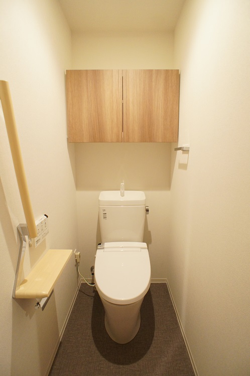 トイレ　※写真は類似間取り別部屋。色味等異なる場合があります。