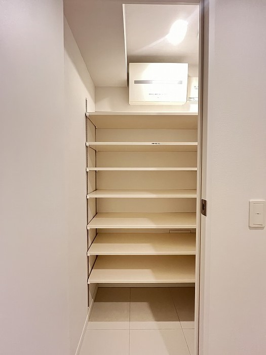 玄関　※写真は類似間取り別部屋。色味等異なる場合があります。