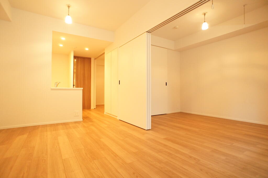 居室・リビング　※写真は類似間取り別部屋。色味等異なる場合があります。