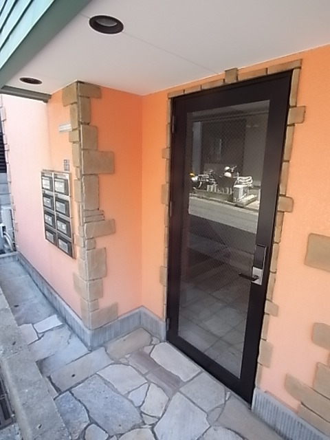 エントランス　タッチパネル式のオートロック完備です