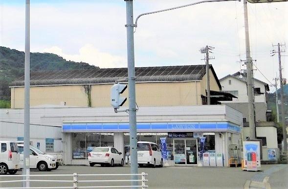 コンビニ　ローソン四国中央金生町山田井店（コンビニ）まで561m