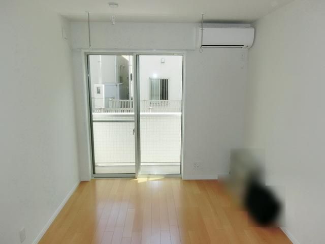 居室・リビング　★南向きで日当たりの良い6.7帖の洋室です★