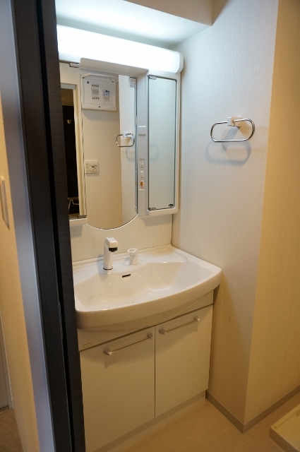 洗面設備　独立洗面台付で朝の支度も楽になります