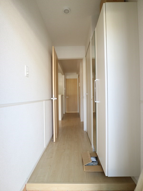 玄関　高さのあるシューズボックス付。鏡も付いています。