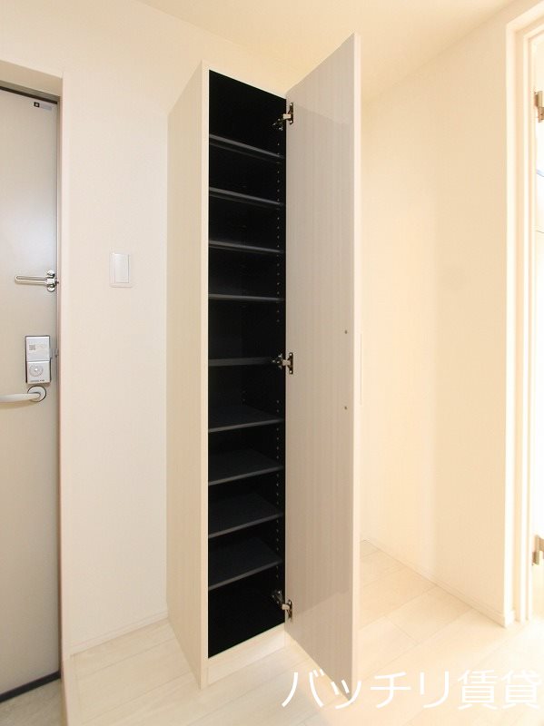 玄関　同型タイプの為、現状を優先致します。