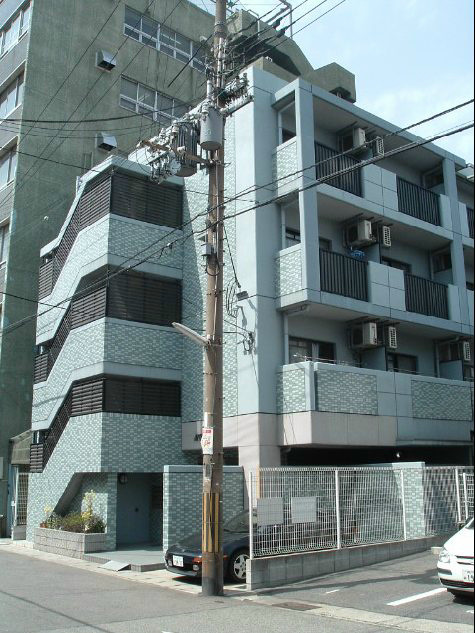 建物外観　外観修復中！