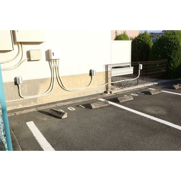 その他　電気自動車用充電設備有。