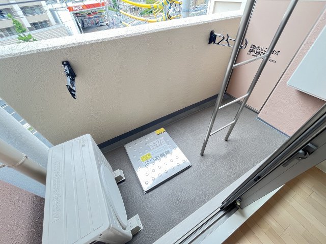 バルコニー　暖かな日差しのふりそそぐバルコニー