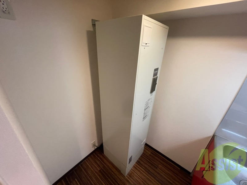 その他設備　電気温水器です。横には棚もあって収納スペースとして使えます。