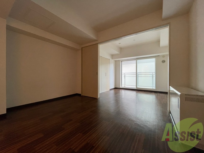 居室・リビング　リビングです。窓が大きくて明るいですね！