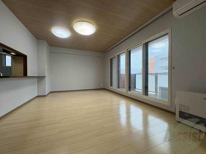 居室・リビング　木目のフローリングは落ち着きのある印象のお部屋になりますね。