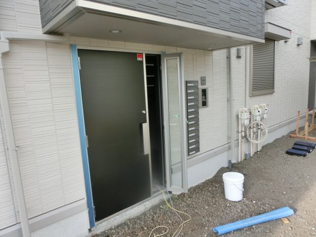 エントランス　屋根付きエントランス。