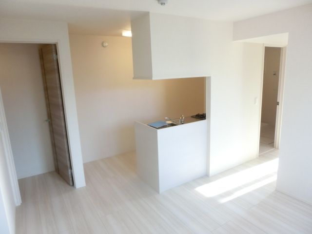 居室・リビング　白を基調にした明るいお部屋