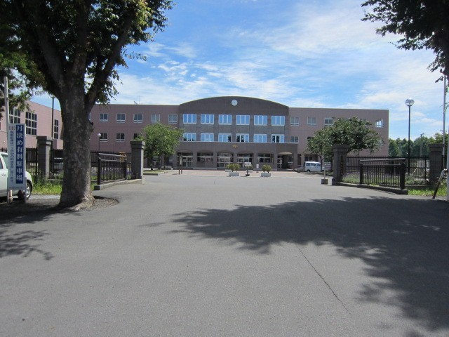 中学校　弘前市立第三中学校（中学校）まで1075m