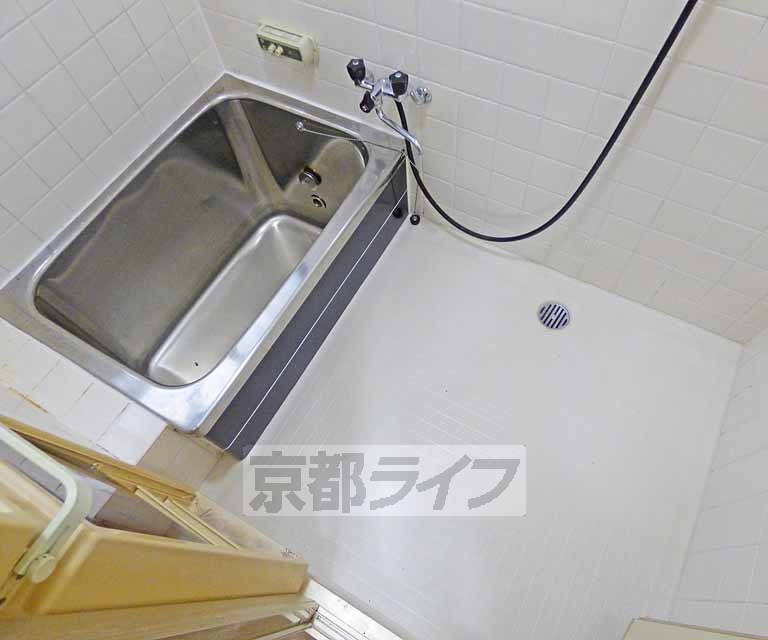 バス・シャワールーム　広々とした浴室です。