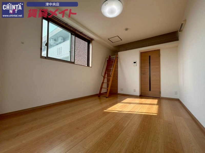 居室・リビング　反転タイプ参考写真