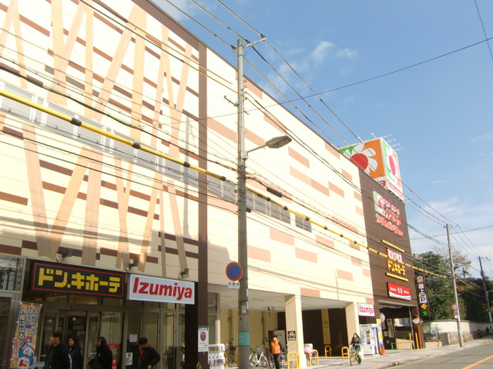 スーパー　デイリーカナートイズミヤ（スーパー）まで125m