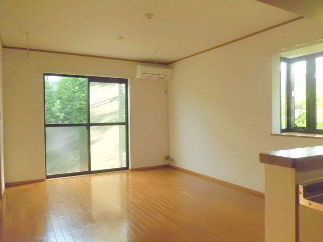 居室・リビング　ゆったりしたリビング　２面採光で室内も明るいです