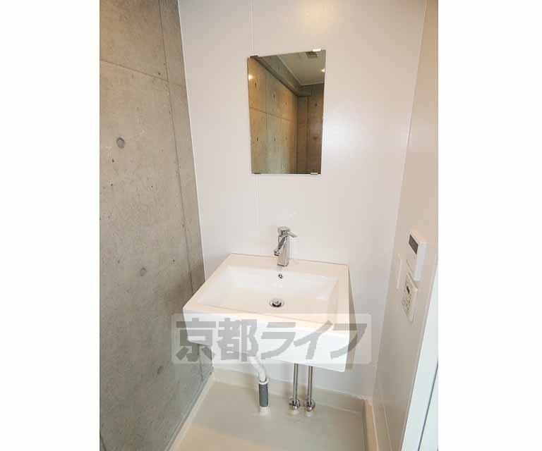 洗面設備　綺麗な洗面台です。