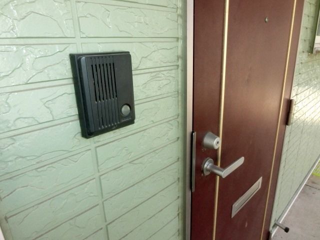 セキュリティ　玄関にはインターホン。