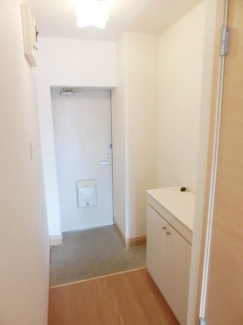 玄関　玄関にはシューズボックスがあります