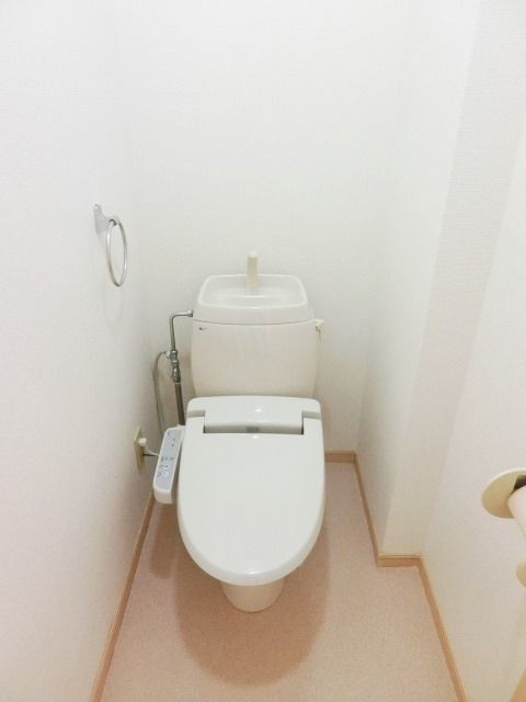 トイレ　温水洗浄便座付きのトイレです