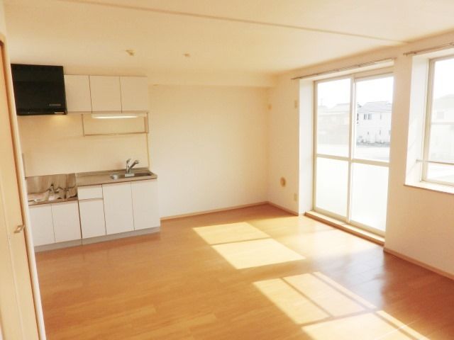 居室・リビング　窓も大きく明るいリビングです