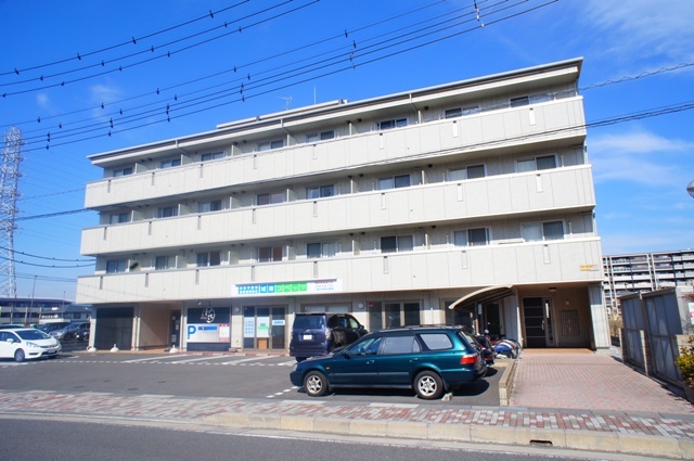 建物外観　三郷中央駅徒歩４分（３２０ｍ）の好立地