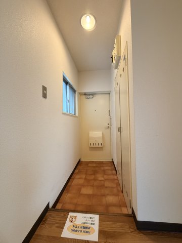 玄関　玄関も窓付♪