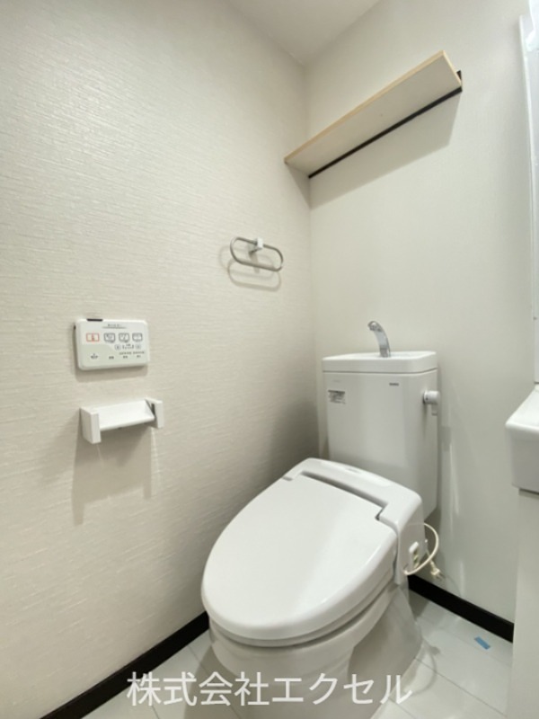 トイレ　温水便座つきです。