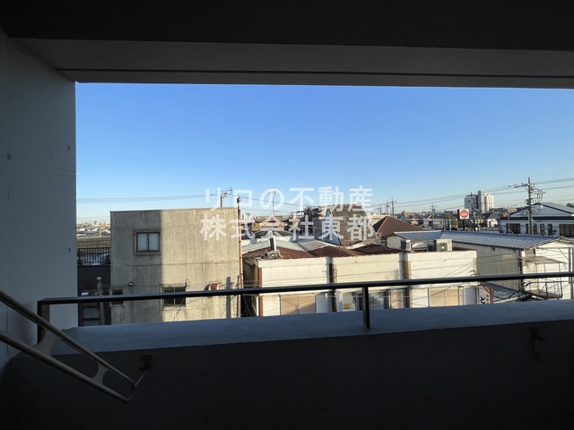 眺望　バルコニーからの景色です！圧迫感がないので暮らしやすい♪