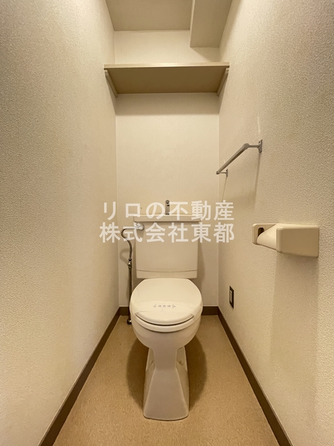 トイレ　上部にある収納棚へ収納可能です♪