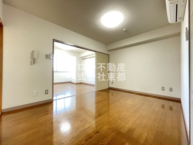 居室・リビング　ダイニングテーブルを置いたり自由にレイアウトできます☆