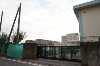 中学校　川崎市立西中原中学校（中学校）まで934m