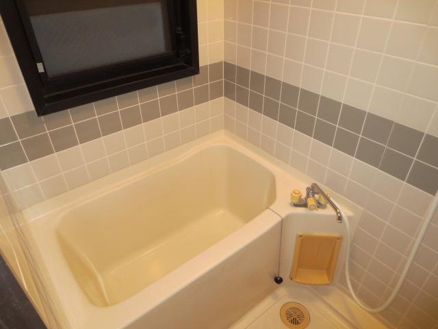 バス・シャワールーム　浴室（窓有り）